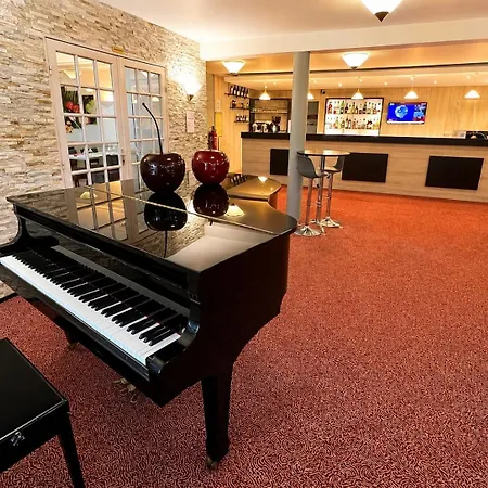 Logis Altina Отель Pacy-sur-Eure